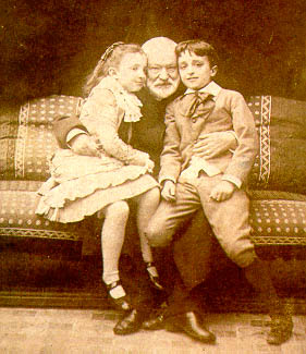 Виктор Гюго с внуками